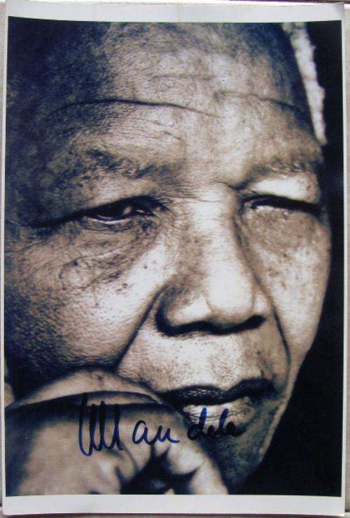 MANDELA SIGNED COPY OF PHOTO