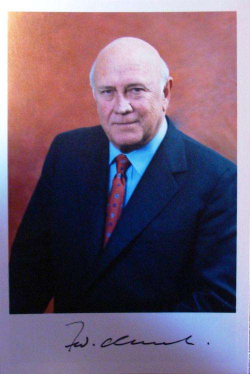 [[[A MUST HAVE ITEM}} FW DE KLERK COPY OF A SIGNED PHOTO PLUS 1 X MANDELA UNC 2008 R5 COIN