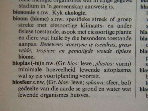 VERKLARENDE BIOLOGIEWOORDEBOEK  deur  M.Webb, M de Villiers en J.J. du P. du Toit