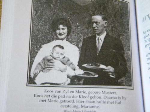 DIE HEL - VALLEI VAN DIE LEEUS  deur Sue van Waart  (Die afgesonderdste vallei in Suid-Afrika)