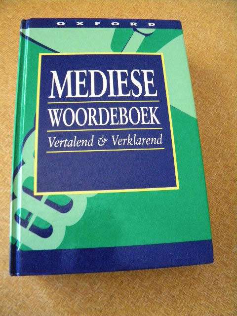 MEDIESE WOORDEBOEK  Vertalend & Verklarend  Uitgegee deur Oxford University Press