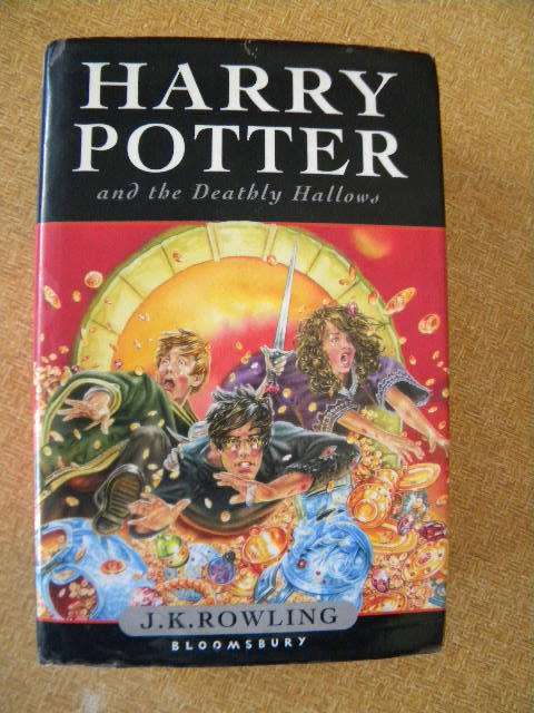 HARRY POTTER AND THE DEATHLY HALLOWs by Rowling