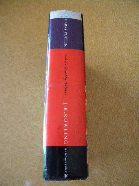 HARRY POTTER AND THE DEATHLY HALLOWs by Rowling
