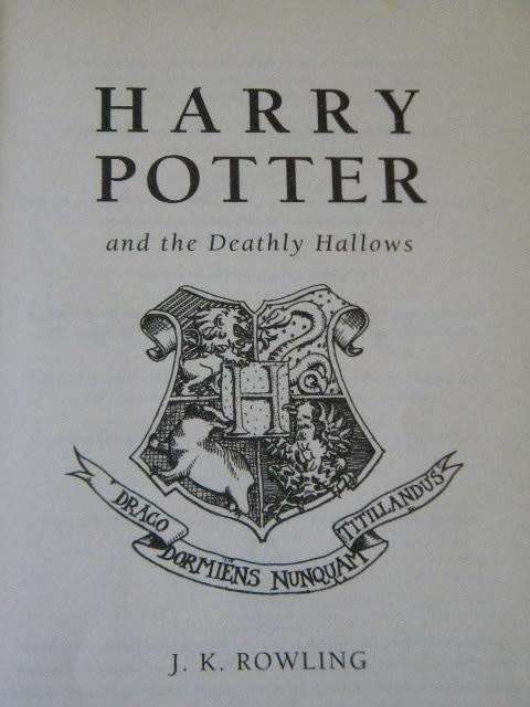 HARRY POTTER AND THE DEATHLY HALLOWs by Rowling