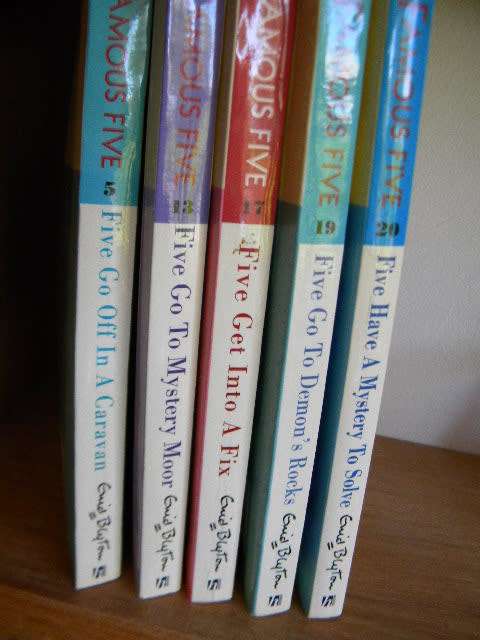 5 X ENID BLYTON - The Famous Five  (Paperbacks)