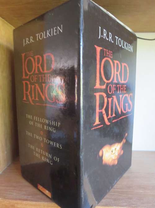 THE LORD OF THE RInGS by Tolkien  (Box set of 7 volumes)
