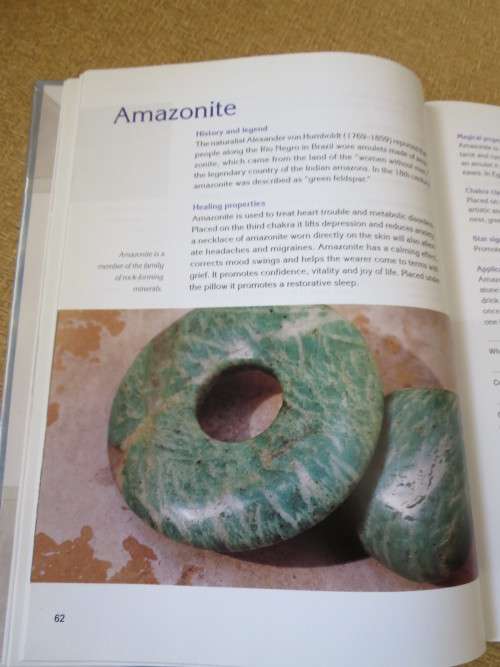 HEALING CRYSTALS AND GEMSTONES  (Amethyst to Zircon) by Flora Peschek-Böhmer/Gisela Schreiber