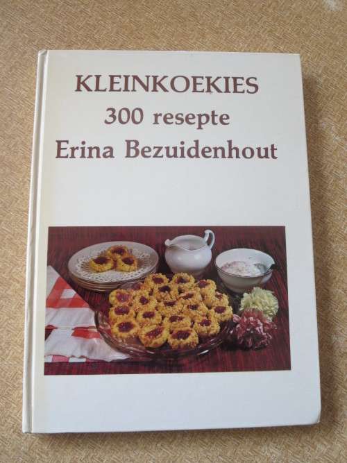 KLEINKOEKIES  300 RESEPTE  deur Erina Bezuidenhout