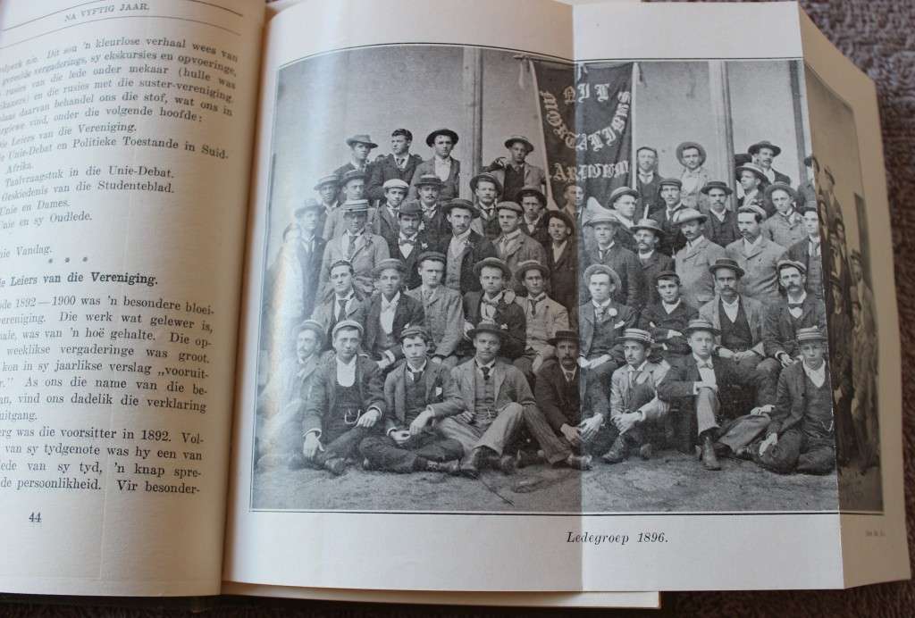 NA VYFTIG JAAR. Gedenkboek van die Unie-Debatsvereniging Stellenbosch. 1876-1926.   (P)