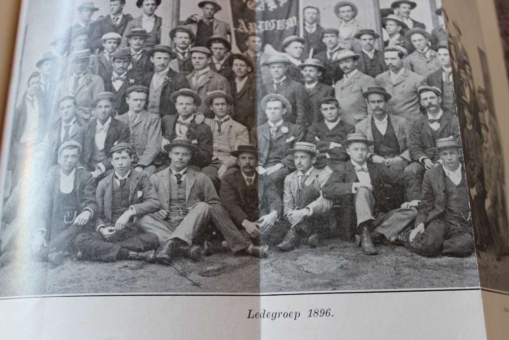 NA VYFTIG JAAR. Gedenkboek van die Unie-Debatsvereniging Stellenbosch. 1876-1926.   (P)