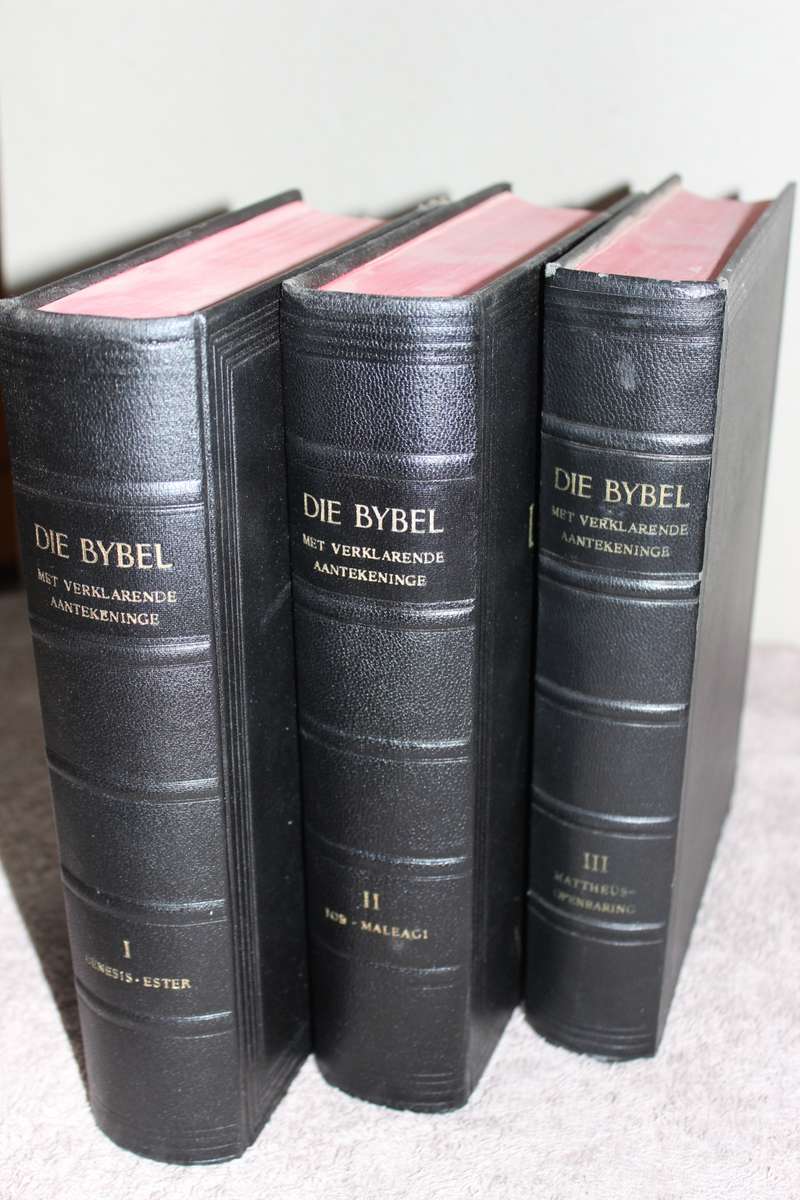 DIE BYBEL MET VERKLARENDE AANTEKENINGE IN DRIE VOLUMES