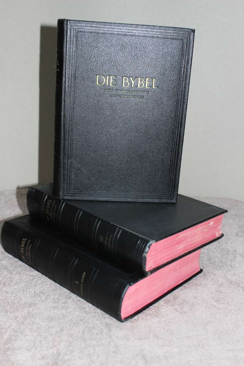 DIE BYBEL MET VERKLARENDE AANTEKENINGE IN DRIE VOLUMES