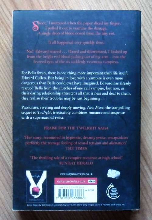 NEW MOON by Stephanie Meyer