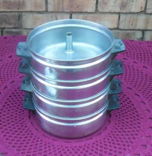 SET OF STEAM POTS (4)