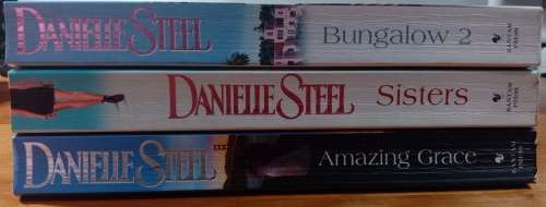 Danielle Steel book set- Amazing grace,Bungalow 2 and Sisters