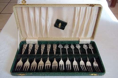 2 Lovely sets of cake forks in a box