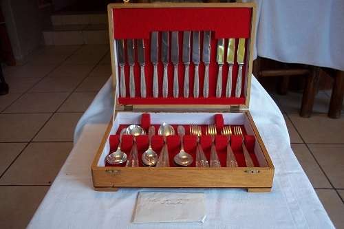 Vintage 39 piece GEO Ellis Silversmiths Ltd plated cutlery set in a canteen