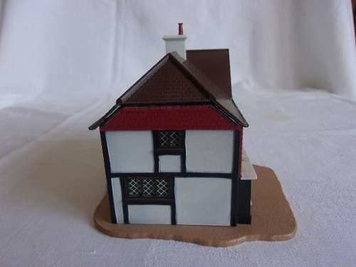 Vintage OO Gauge Tri-ang Model Land RML.1 Villiage Inn with assembly instructions