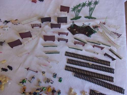 Huge lot of 76 miniature Hornby Railways people & 73 miniature Hornby Railways farm animals