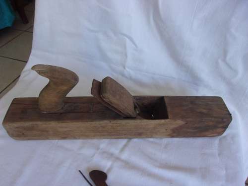 7 Antique wooden carpenters planes for 1 bid