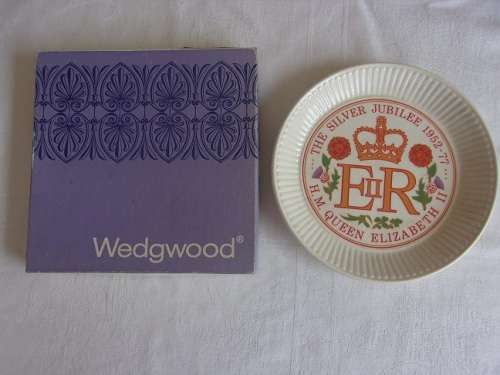 3 Boxed vintage Wedgwood Royalty plates for 1 bid