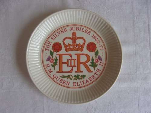 3 Boxed vintage Wedgwood Royalty plates for 1 bid