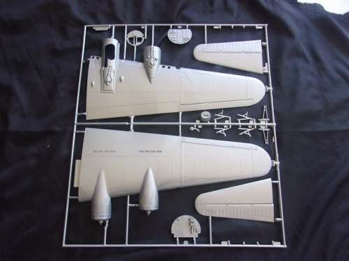 Monogram 1:48 scale B-17g Flying Fortress model plane kit - 5600