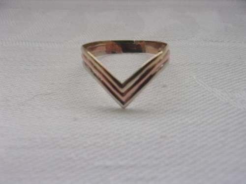 Hallmarked 9ct white, rose & yellow gold wishbone ring - 0.95g