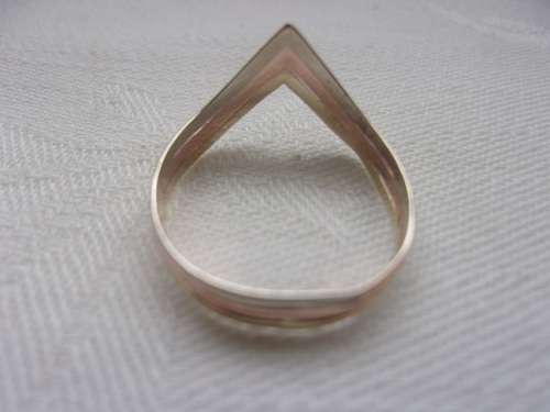 Hallmarked 9ct white, rose & yellow gold wishbone ring - 0.95g