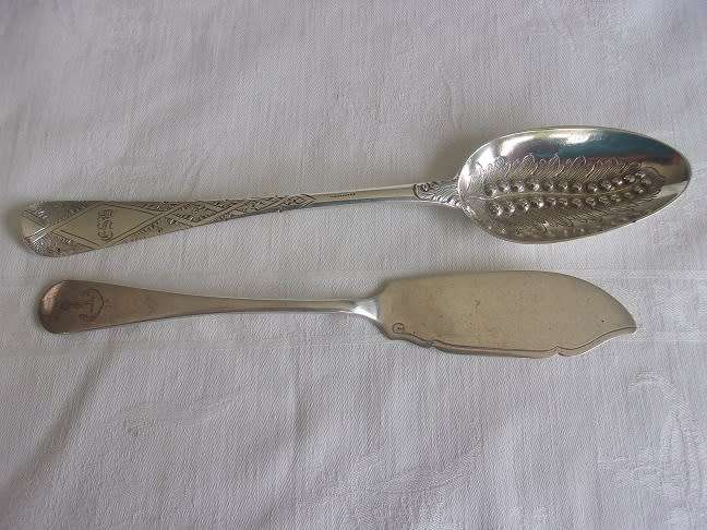 Georgian Sterling silver berry spoon & fish knife for 1 bid - 121.4g