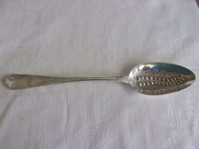 Georgian Sterling silver berry spoon & fish knife for 1 bid - 121.4g