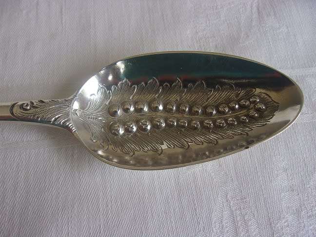 Georgian Sterling silver berry spoon & fish knife for 1 bid - 121.4g