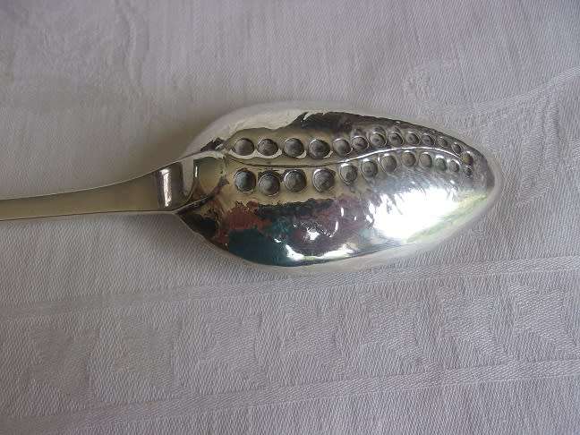 Georgian Sterling silver berry spoon & fish knife for 1 bid - 121.4g