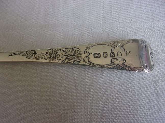Georgian Sterling silver berry spoon & fish knife for 1 bid - 121.4g
