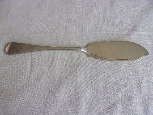 Georgian Sterling silver berry spoon & fish knife for 1 bid - 121.4g