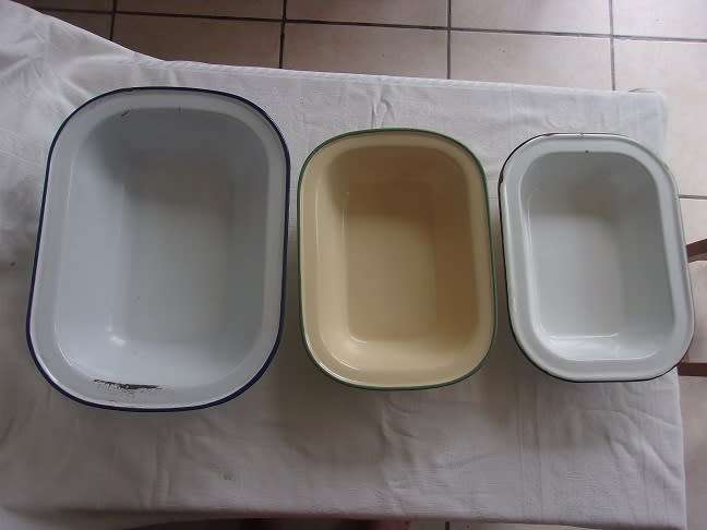 3 Vintage enamel pie dishes for 1 bid