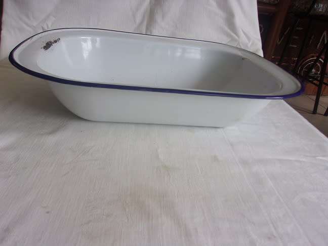 3 Vintage enamel pie dishes for 1 bid