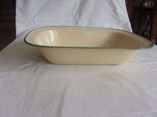 3 Vintage enamel pie dishes for 1 bid