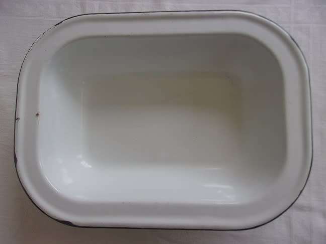 3 Vintage enamel pie dishes for 1 bid