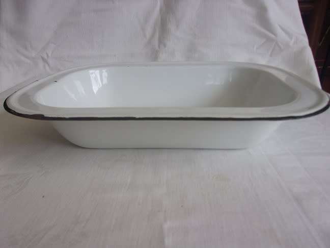 3 Vintage enamel pie dishes for 1 bid