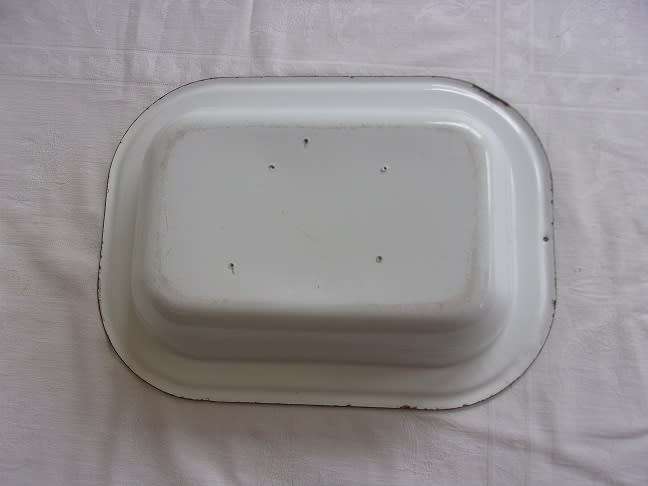 3 Vintage enamel pie dishes for 1 bid