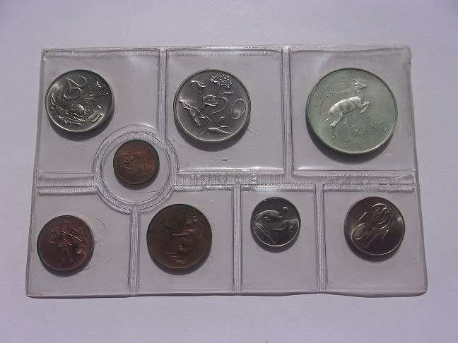 1975/ 76 SA mint packs with silver R1 - 1 bid for both