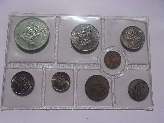 1975/ 76 SA mint packs with silver R1 - 1 bid for both
