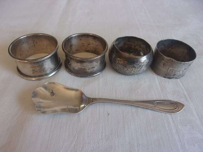 4 Sterling silver napkin rings & a jam spoon for 1 bid - 122.5g