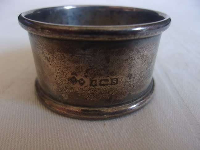 4 Sterling silver napkin rings & a jam spoon for 1 bid - 122.5g