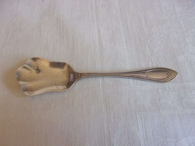 4 Sterling silver napkin rings & a jam spoon for 1 bid - 122.5g