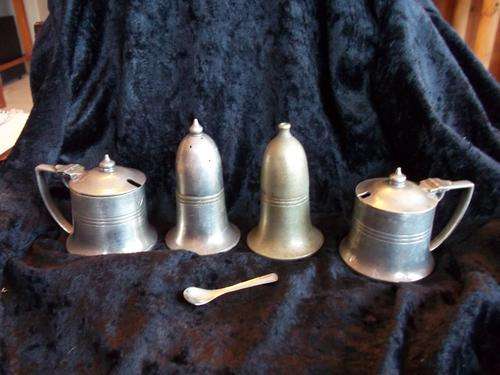 Turton Plate Sheffield EPNS cruet set-Consist of salt, pepper, 2 mustard pots, 1 spoon