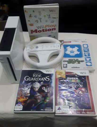 White Nintendo Wii Bundle and 3 Games
