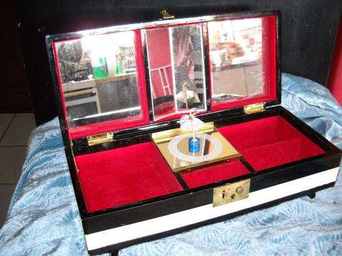 VERY CUTE VINTAGE  JEWELLERYBOX/ BALERINA MUSICBOX,MOTHER OF PEARL TOP