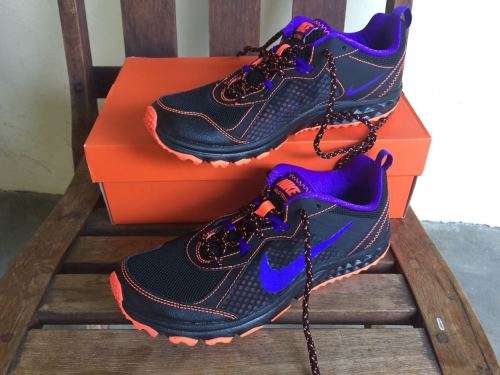 WOMENS NIKE BLACK & PURPLE NIKE WILD TRAIL SIZE 7. BRAND NEW!